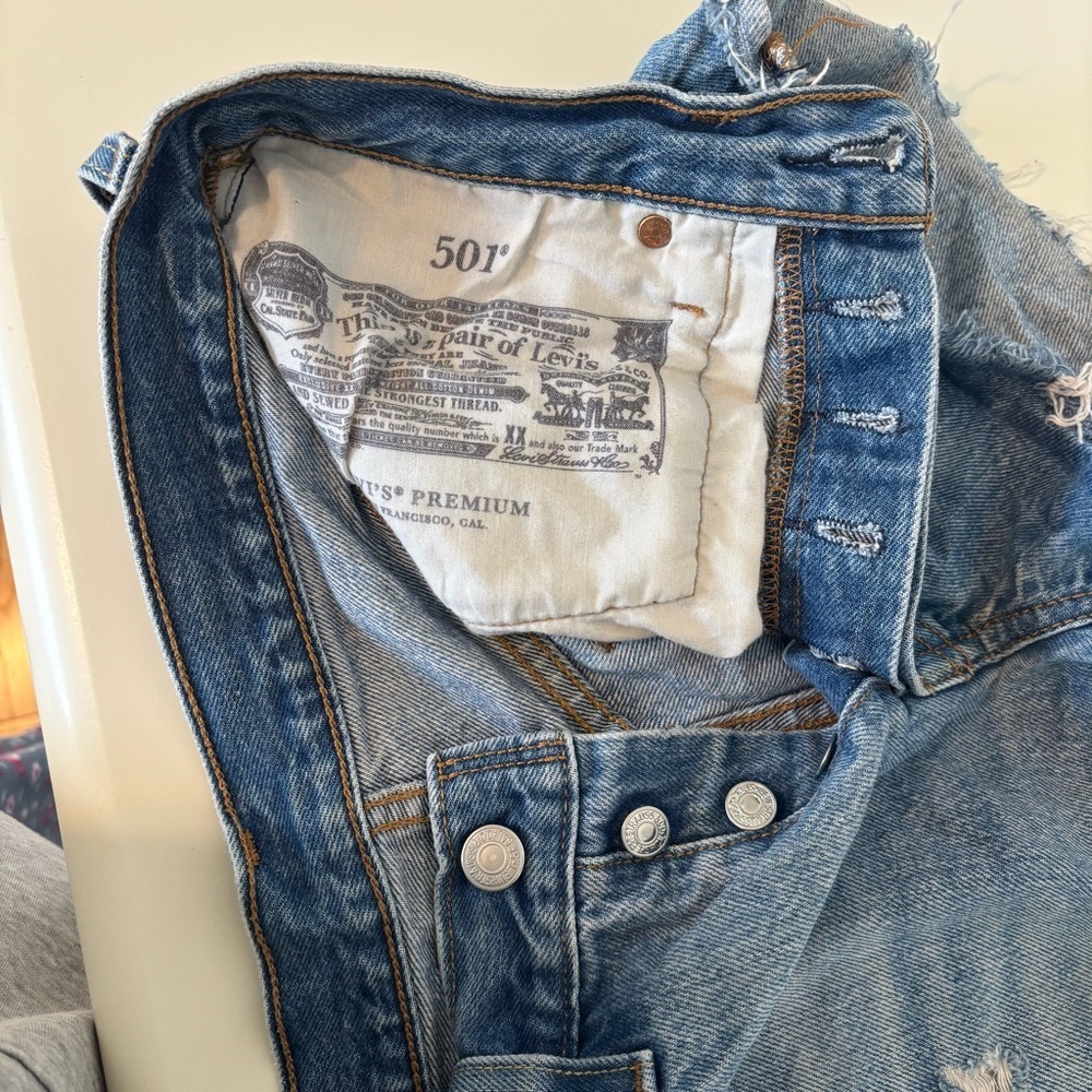 Levi’s 501 | 26 | Distressed Denim Cutoff Shorts High Rise Frayed Hem Light Wash - Picture 5 of 6